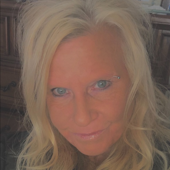 Meet your Posher, Lona - Picture 1 of 11